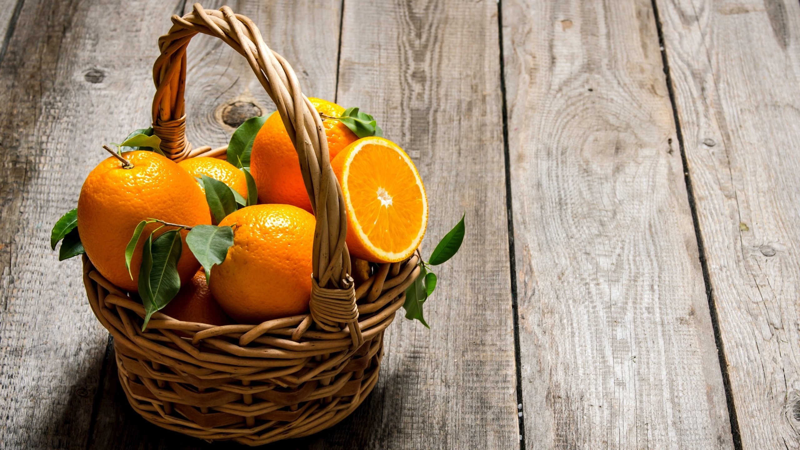 Обои фрукты, апельсины, корзинка, цитрусы, деревянная поверхность, fruit, oranges, basket, citrus, wooden surface разрешение 2560x1591 Загрузить