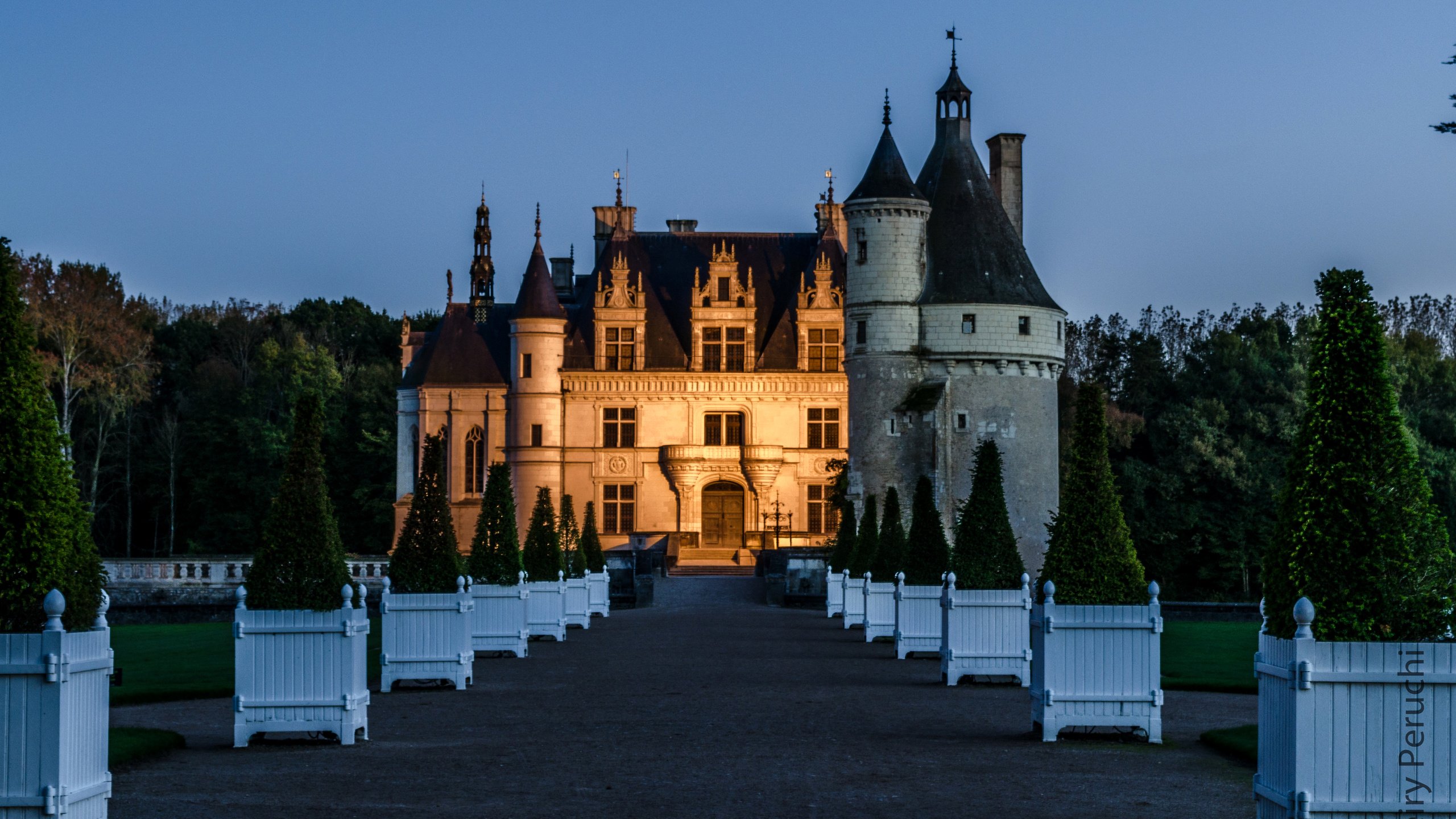 Обои деревья, chateau de chenonceau, вечер, дизайн, замок, сад, франция, газон, замок шенонсо, trees, the evening, design, castle, garden, france, lawn, the castle of chenonceau разрешение 3020x2000 Загрузить