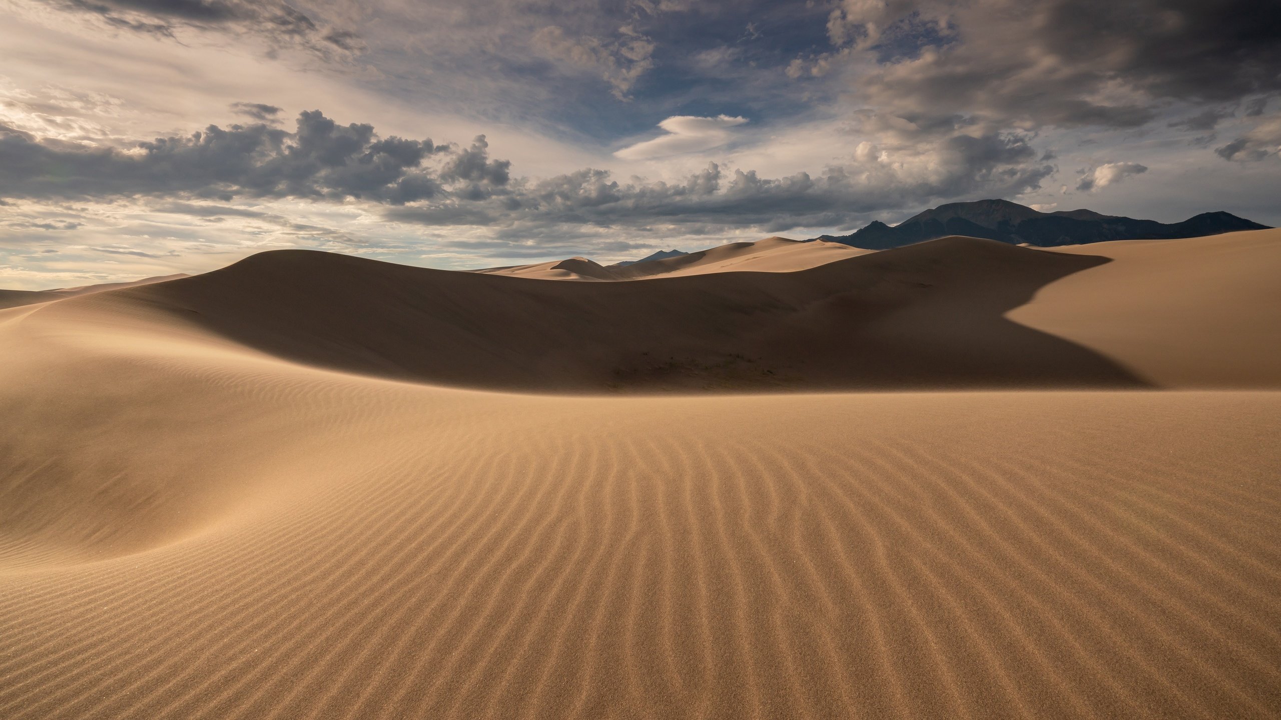 Обои небо, облака, природа, песок, горизонт, пустыня, дюны, the sky, clouds, nature, sand, horizon, desert, dunes разрешение 3840x2160 Загрузить