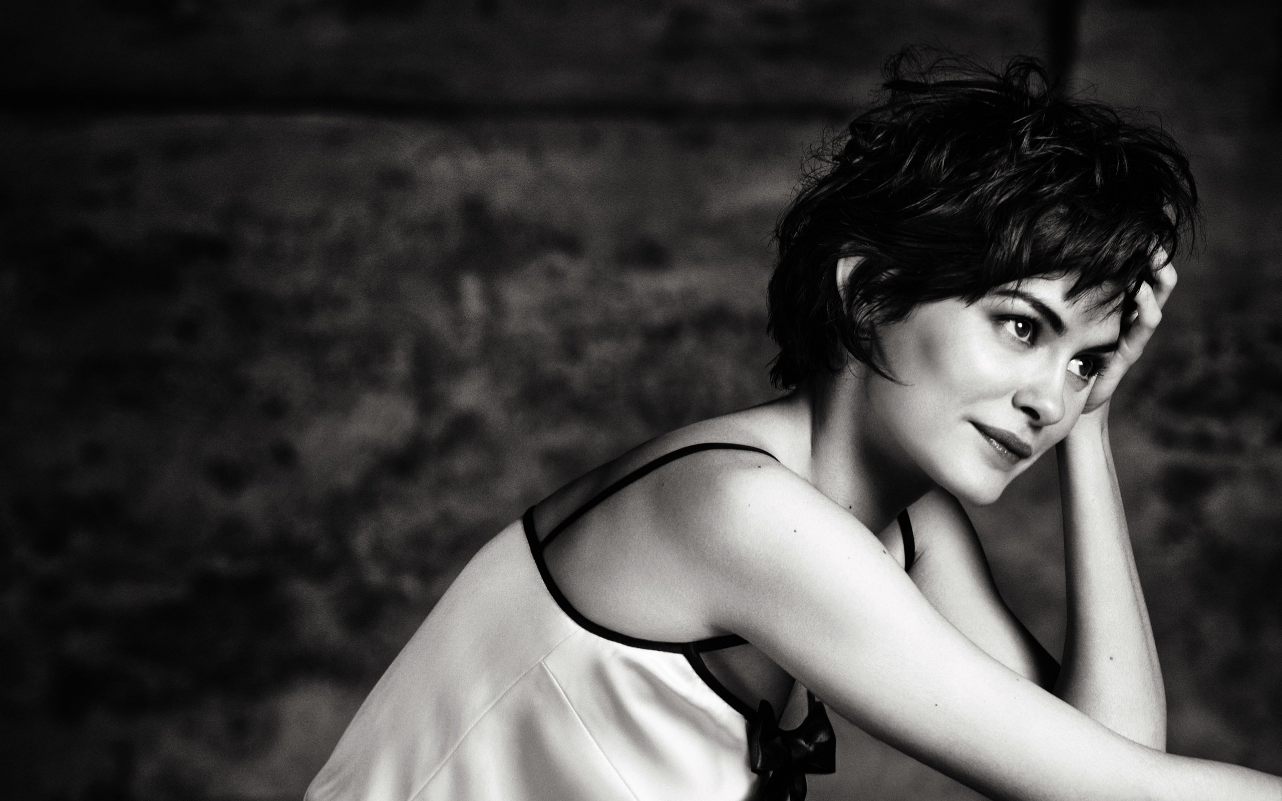 Обои улыбка, брюнетка, чёрно-белое, черно-белая, одри тоту, smile, brunette, black and white, audrey tautou разрешение 4001x2667 Загрузить