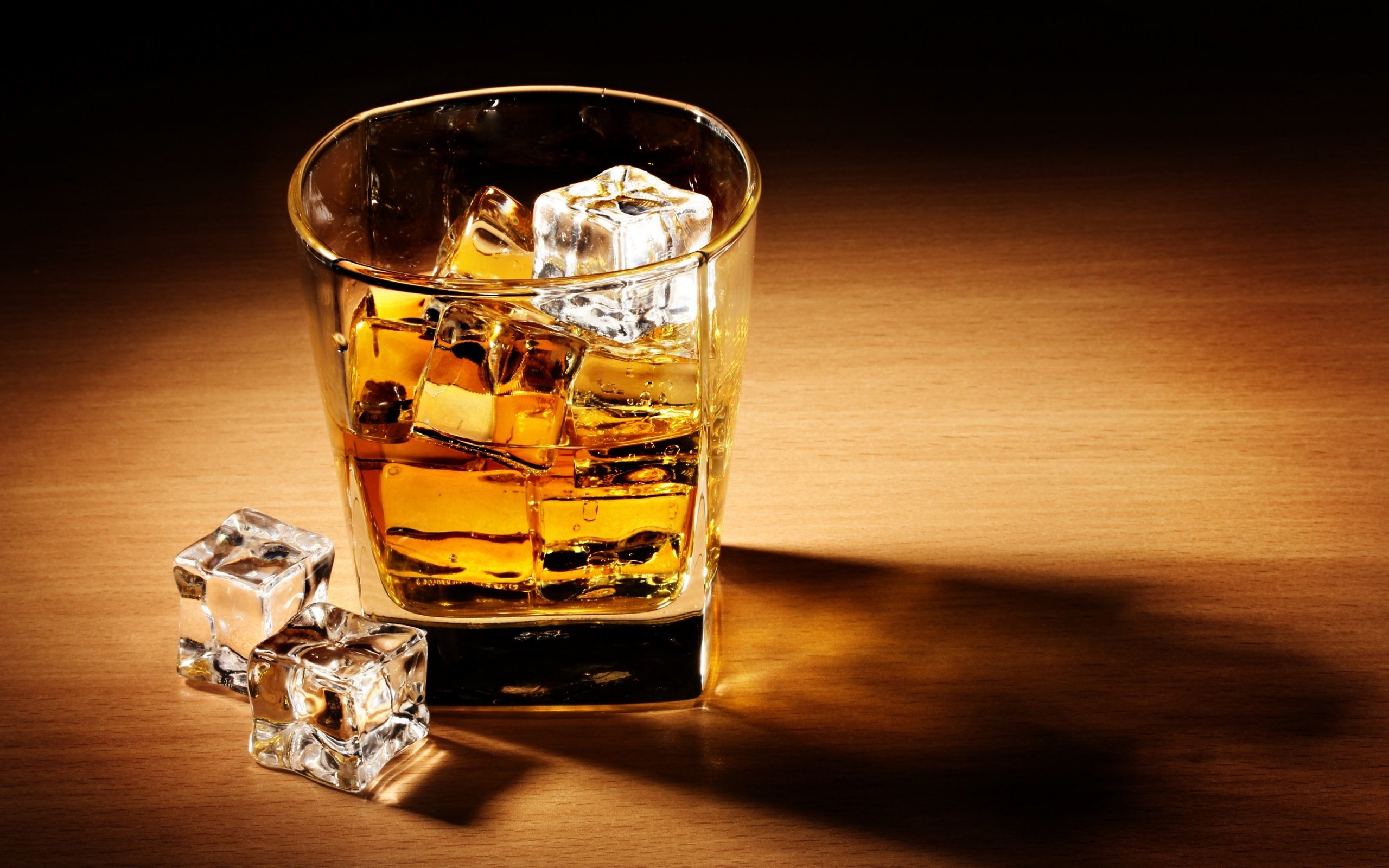 Обои напиток, лёд, стол, тень, кубики, бокал, алкоголь, виски, drink, ice, table, shadow, cubes, glass, alcohol, whiskey разрешение 2880x1800 Загрузить