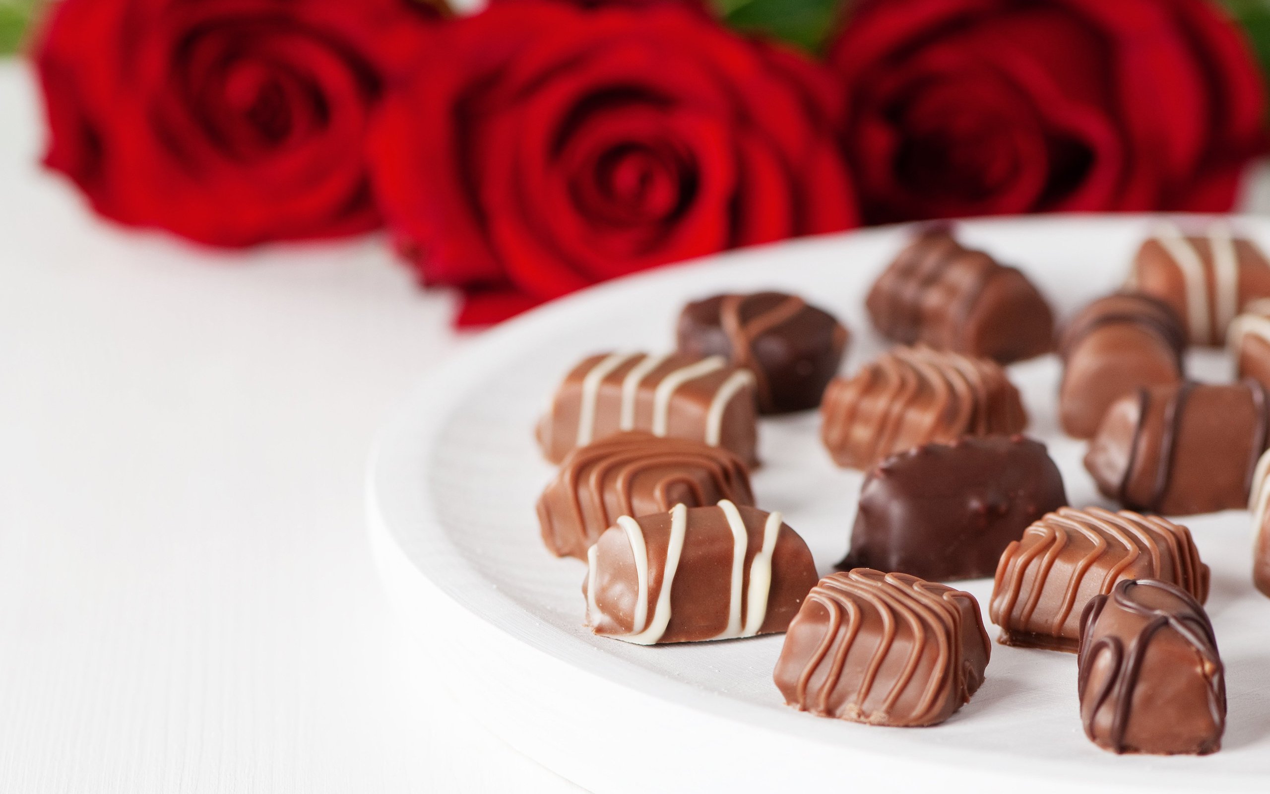 Обои розы, конфеты, шоколадные, roses, candy, chocolate разрешение 2880x1800 Загрузить