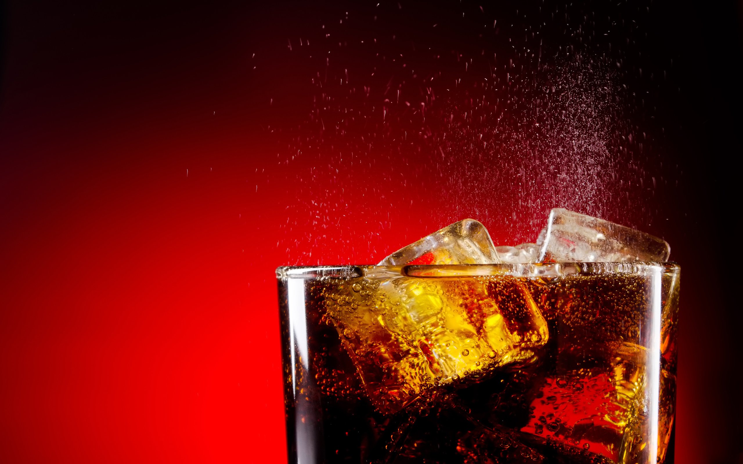 Обои напиток, лёд, пузырьки, красный фон, кока-кола, drink, ice, bubbles, red background, coca-cola разрешение 3840x2400 Загрузить