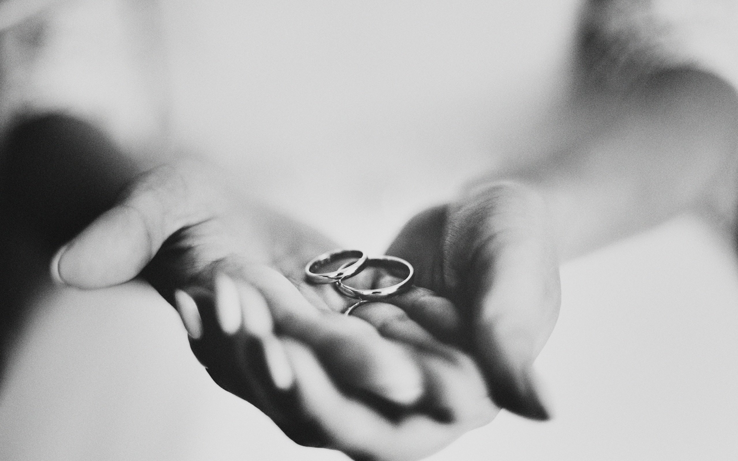 Обои чёрно-белое, руки, кольца, обручальные, black and white, hands, ring, wedding разрешение 3240x2160 Загрузить