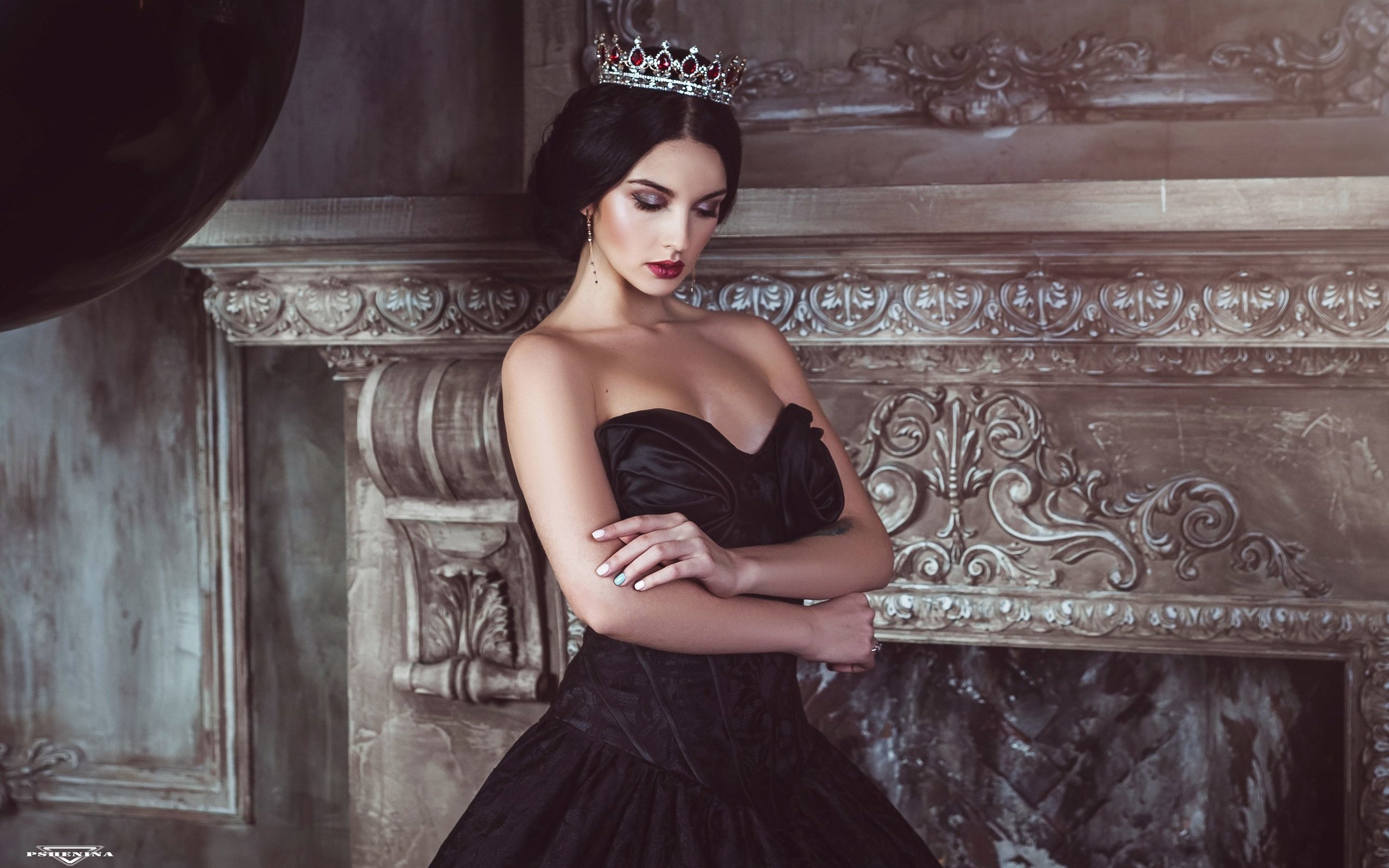 Обои девушка, модель, макияж, корона, черное платье, алла бергер, girl, model, makeup, crown, black dress, alla berger разрешение 2560x1707 Загрузить