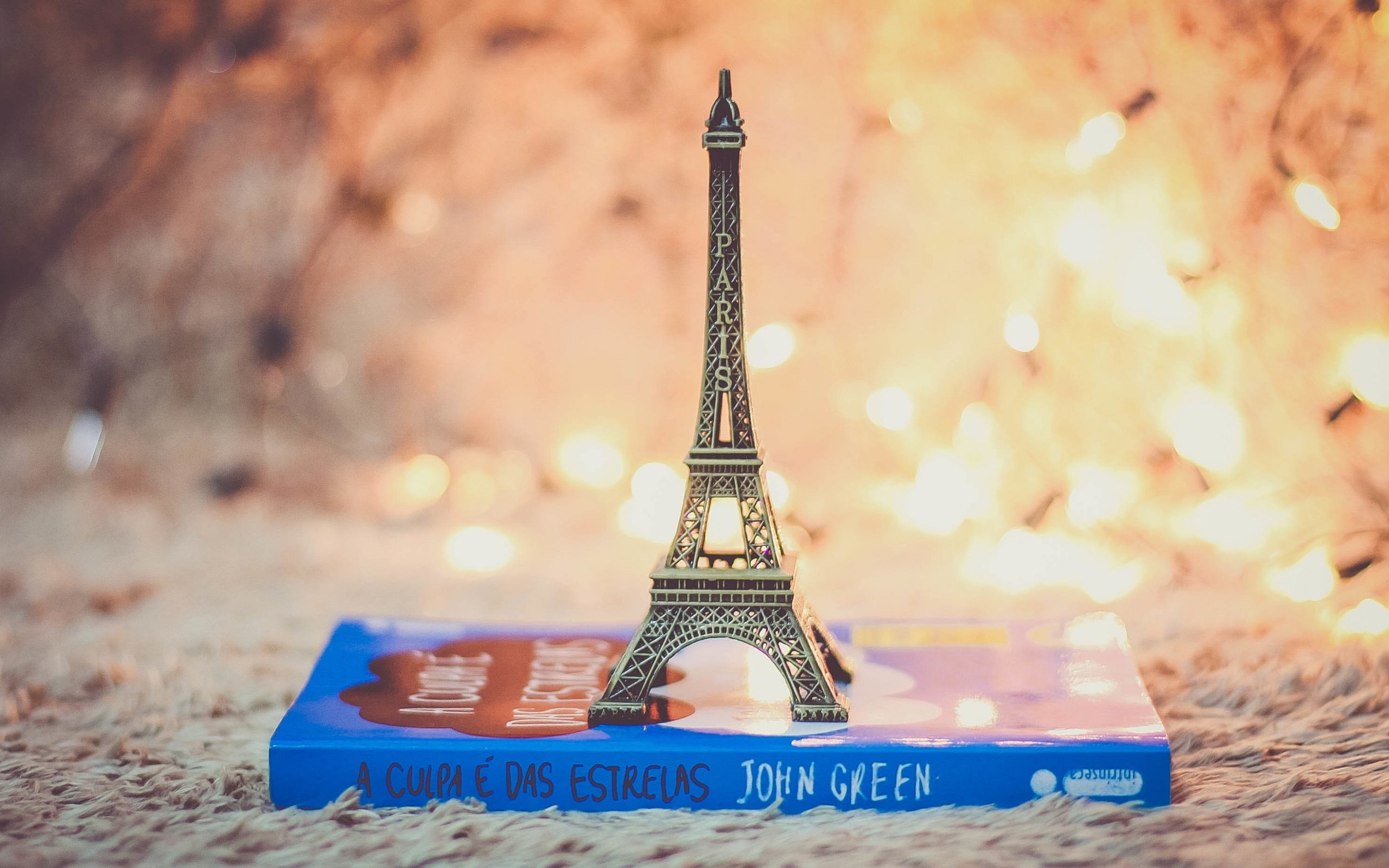 Обои свет, огни, эйфелева башня, книга, сувенир, light, lights, eiffel tower, book, souvenir разрешение 2880x1800 Загрузить