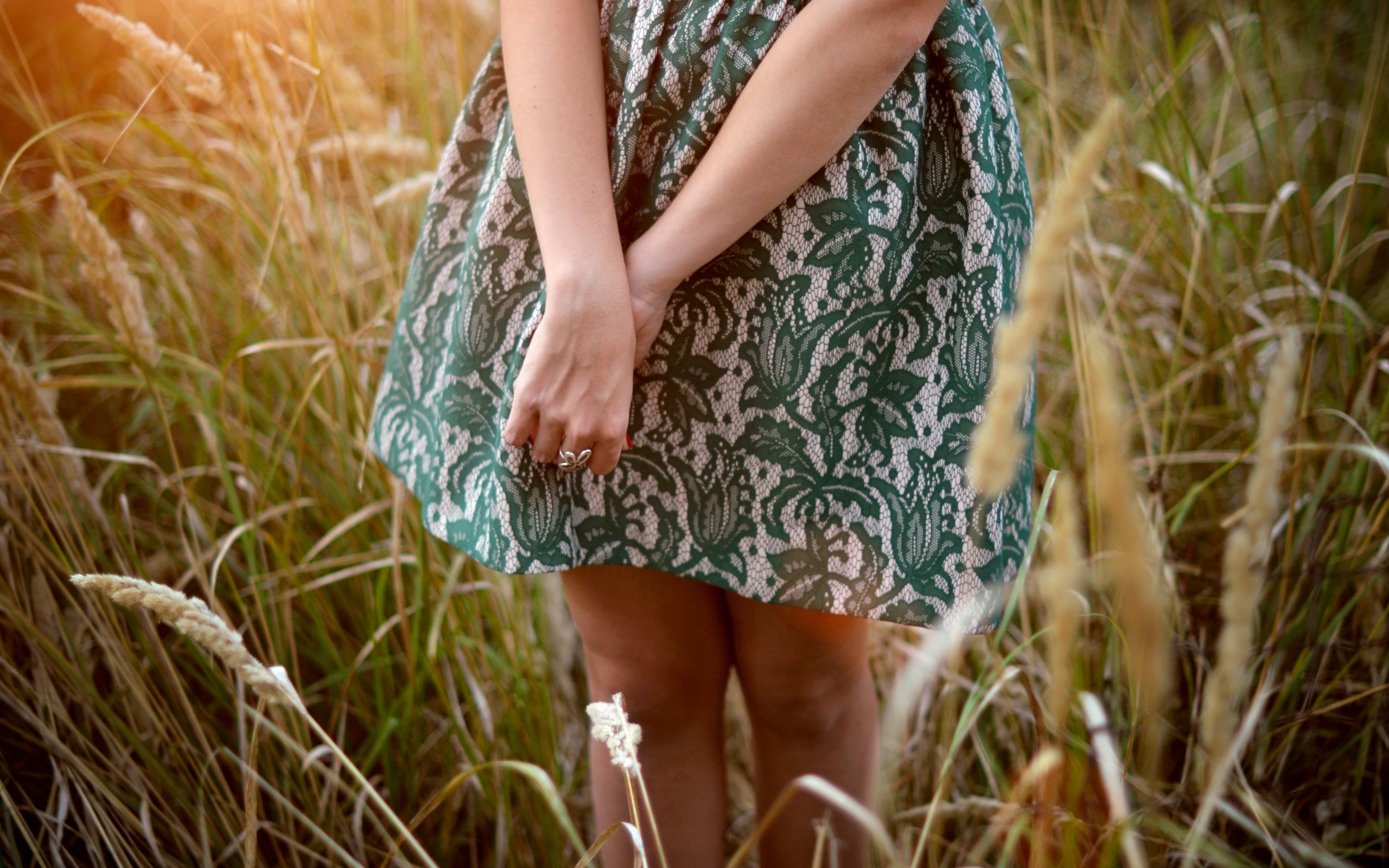 Обои трава, девушка, платье, ноги, колоски, кольцо, руки, grass, girl, dress, feet, spikelets, ring, hands разрешение 4608x3072 Загрузить