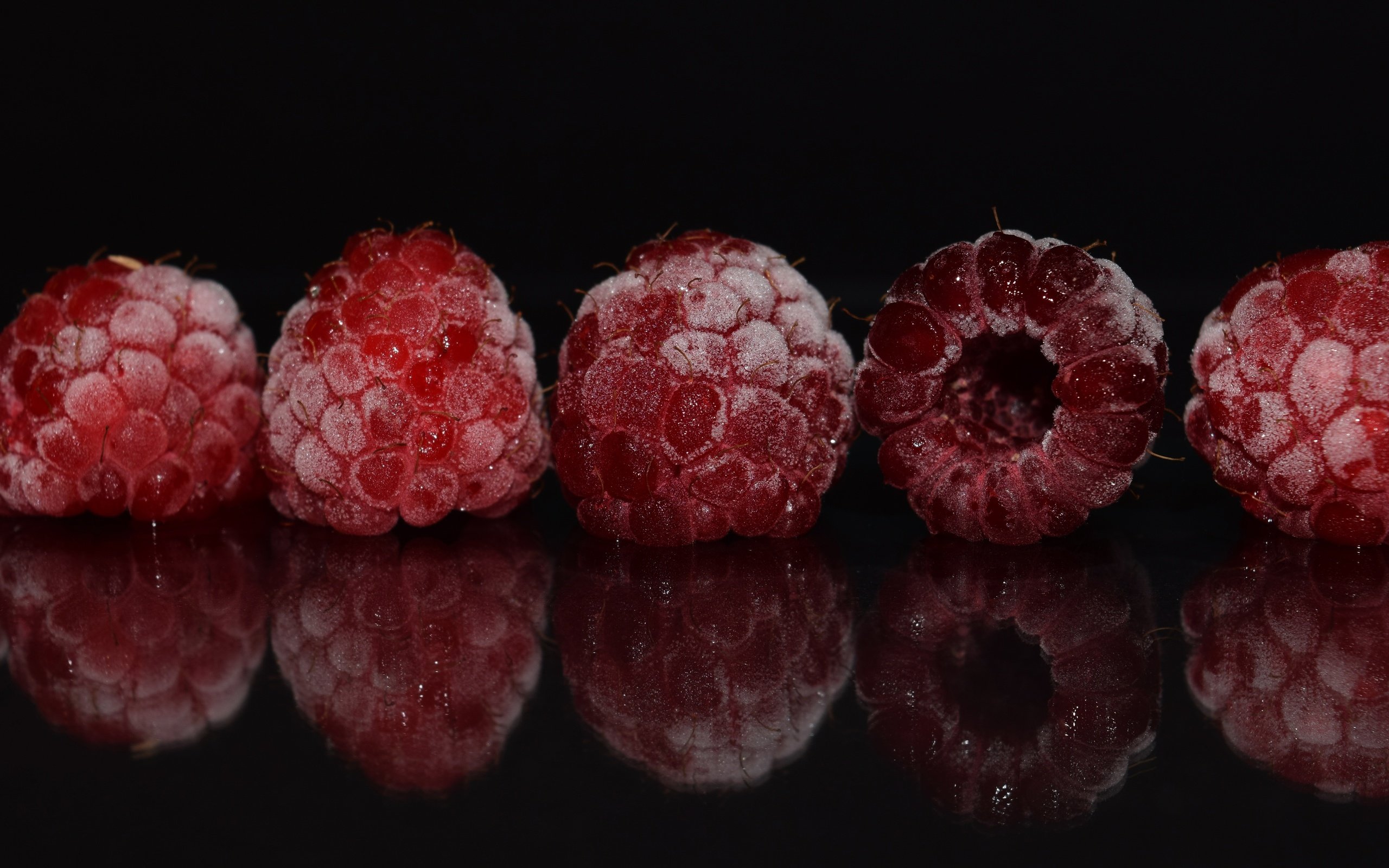 Обои макро, отражение, малина, иней, черный фон, ягоды, macro, reflection, raspberry, frost, black background, berries разрешение 5918x3328 Загрузить