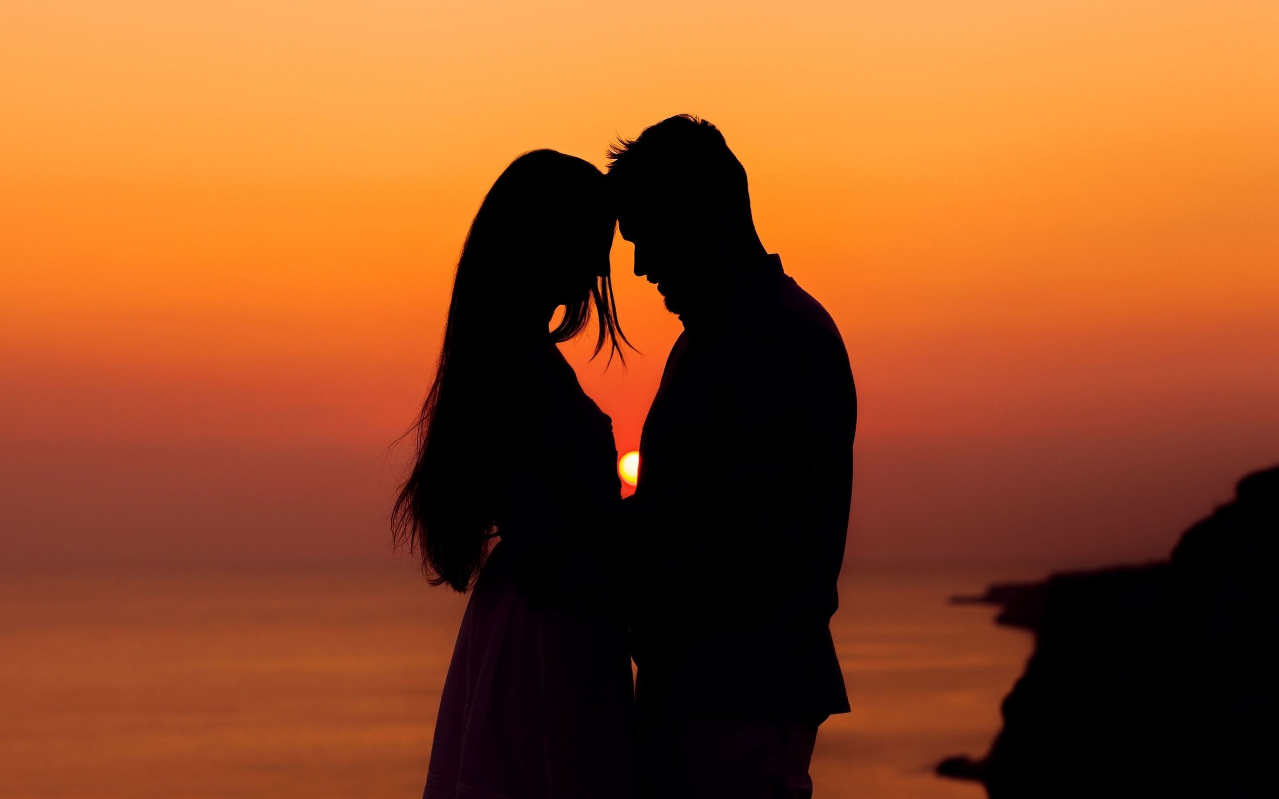 Русская пара романтиков занимается сексом в поле на закате