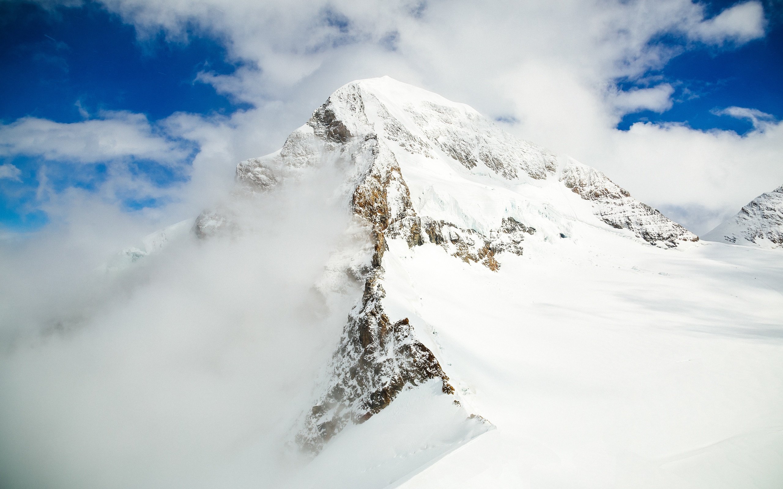 Обои небо, облака, горы, снег, пейзаж, вершина, the sky, clouds, mountains, snow, landscape, top разрешение 5554x3703 Загрузить