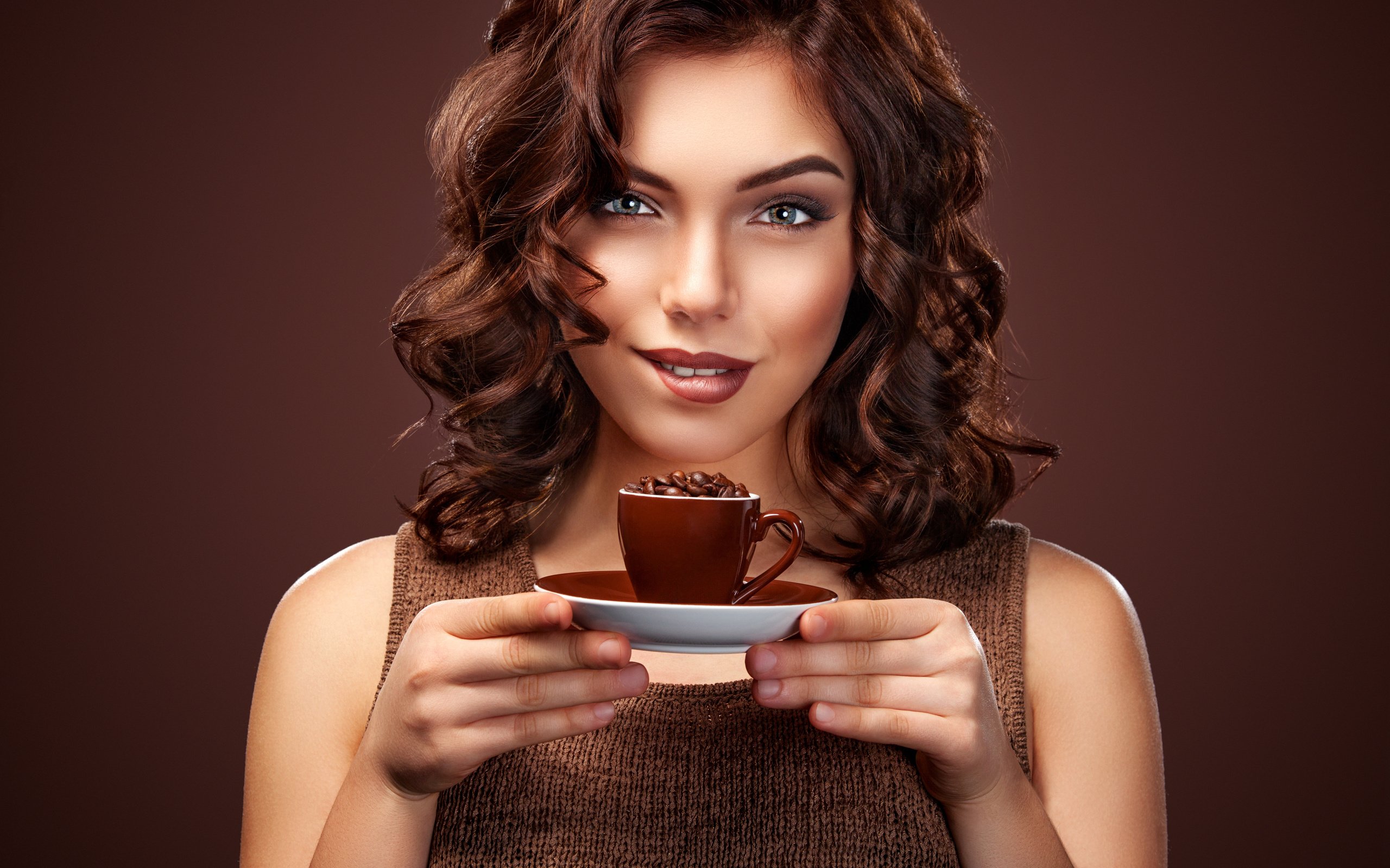 Обои девушка, улыбка, взгляд, кофе, чашка, макияж, прическа, mike orlov, girl, smile, look, coffee, cup, makeup, hairstyle разрешение 5545x3696 Загрузить