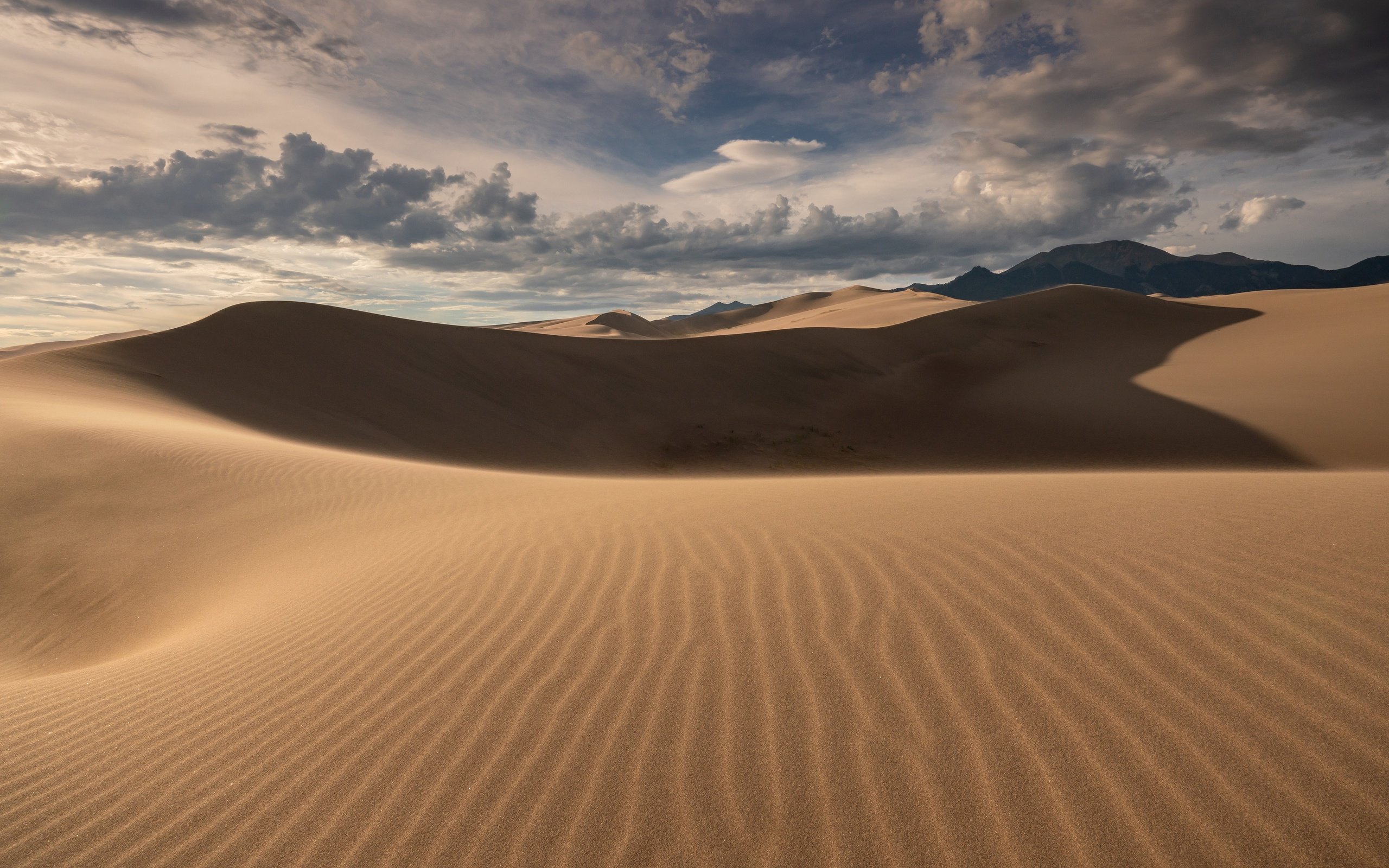 Обои небо, облака, природа, песок, горизонт, пустыня, дюны, the sky, clouds, nature, sand, horizon, desert, dunes разрешение 3840x2160 Загрузить