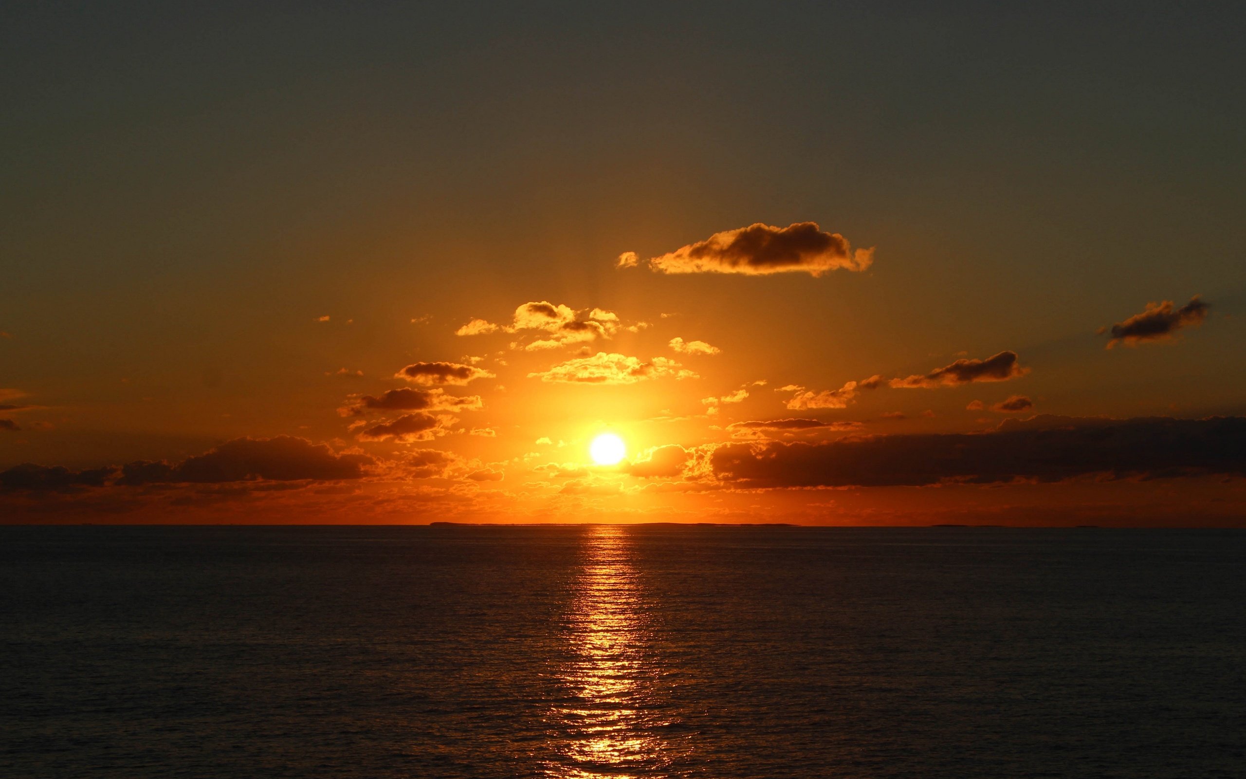 Обои океан, небо, восход солнца, облака, солнечные лучи, закат, отражение, море, утро, горизонт, блики, the ocean, the sky, sunrise, clouds, the sun's rays, sunset, reflection, sea, morning, horizon, glare разрешение 3840x2160 Загрузить