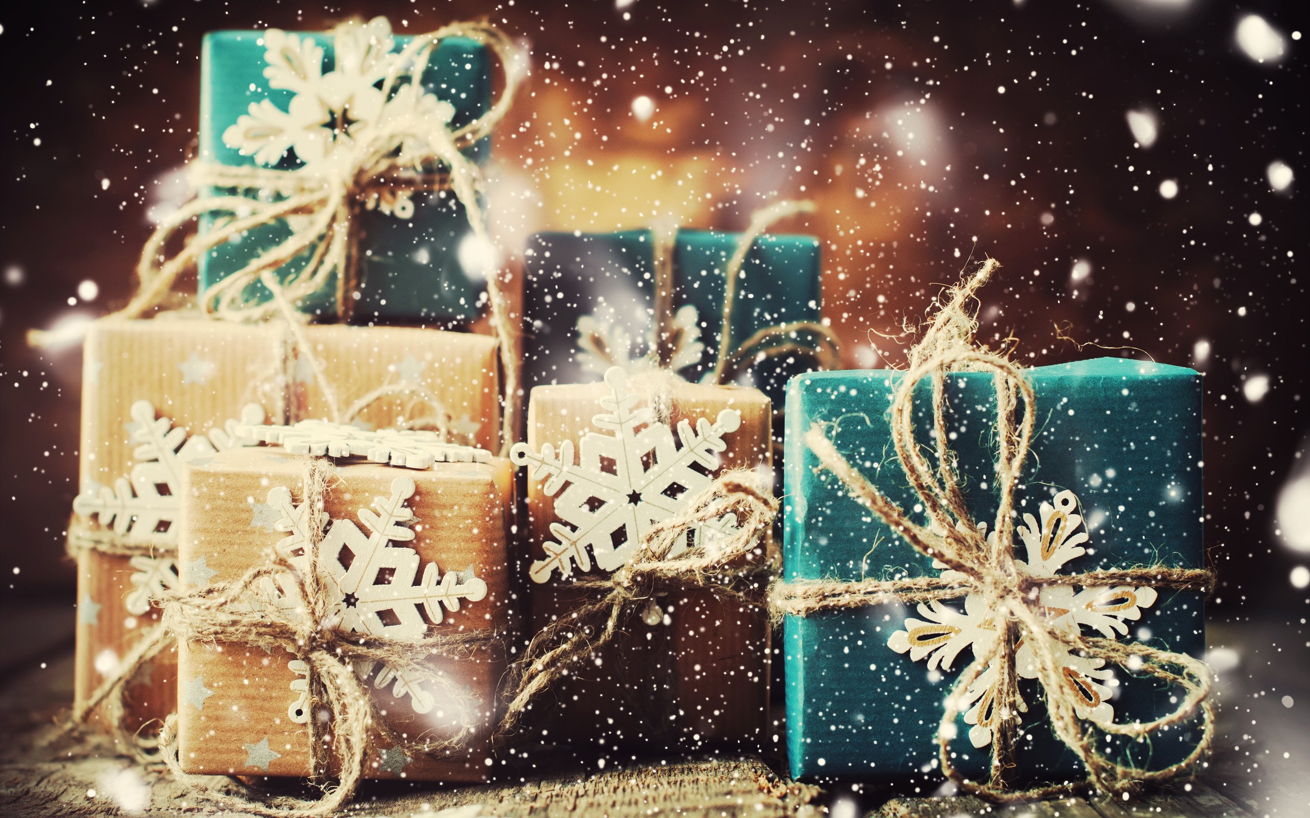 Обои новый год, снежинки, фон, подарки, new year, snowflakes, background, gifts разрешение 3872x2592 Загрузить