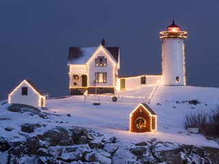 Обои небо, вечер, новый год, маяк, рождество, the sky, the evening, new year, lighthouse, christmas разрешение 2560x1600 Загрузить