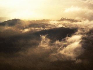 Обои облака, деревья, горы, низкие, clouds, trees, mountains, low разрешение 2000x1333 Загрузить