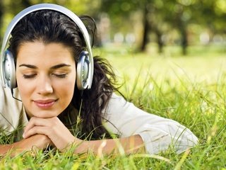 Обои девушка, лето, музыка, наушники, травка, газон, наслаждение, girl, summer, music, headphones, weed, lawn, ideal разрешение 2559x1577 Загрузить