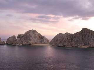 Обои небо, скалы, природа, берег, закат, пейзаж, море, лодка, the sky, rocks, nature, shore, sunset, landscape, sea, boat разрешение 2560x1600 Загрузить