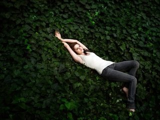 Обои листья, девушка, поза, кристен стюарт, джинсы, лицо, актриса, leaves, girl, pose, kristen stewart, jeans, face, actress разрешение 1920x1200 Загрузить