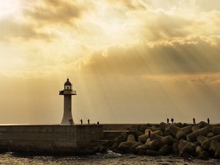 Обои небо, волны, море, маяк, лучи солнца, пристань, рыбалка, рыбаки, the sky, wave, sea, lighthouse, the rays of the sun, marina, fishing, fishermen разрешение 1920x1080 Загрузить