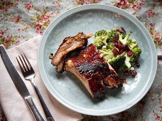 Обои мясо, брокколи, свиные ребрышки, соус барбекю, meat, broccoli, pork ribs, bbq sauce разрешение 2048x1365 Загрузить