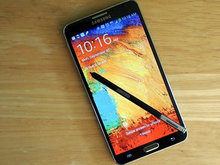 Обои samsung galaxy note 3 и s pen на столе, samsung galaxy note 3 and s pen on the table разрешение 2560x1600 Загрузить