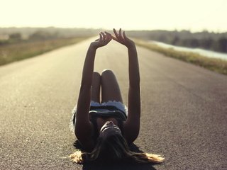 Обои дорога, девушка, настроение, платье, асфальт, лежа, руки вверх, road, girl, mood, dress, asphalt, lying, hands up разрешение 2560x1600 Загрузить