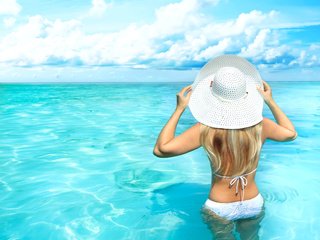 Обои вода, девушка, море, блондинка, шляпа, water, girl, sea, blonde, hat разрешение 2560x1920 Загрузить