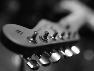 Обои макро, гитара, музыка, чёрно-белое, dustin gaffke, macro, guitar, music, black and white разрешение 1931x1280 Загрузить
