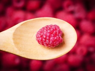 Обои макро, малина, ягода, ложка, macro, raspberry, berry, spoon разрешение 2048x1356 Загрузить