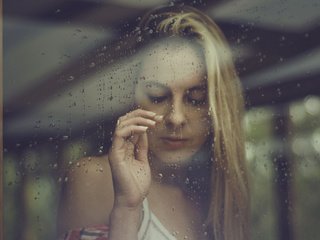 Обои девушка, блондинка, капли, окно, стекло, girl, blonde, drops, window, glass разрешение 2048x1356 Загрузить