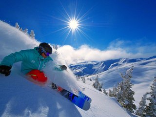 Обои горнолыжный спорт, небо, солнце, снег, спуск, лыжник, лыжи, экстрим, солнцезащитные очки, the sky, the sun, snow, the descent, skier, ski, extreme, sunglasses разрешение 3871x2576 Загрузить