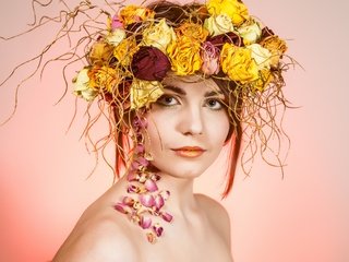 Обои цветы, девушка, лепестки, взгляд, макияж, венок, веточки, flowers, girl, petals, look, makeup, wreath, twigs разрешение 2880x1817 Загрузить