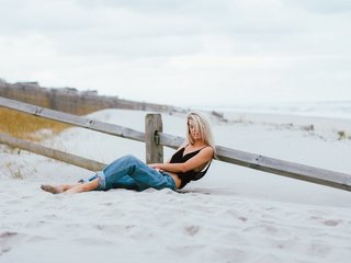 Обои поза, блондинка, песок, пляж, pose, blonde, sand, beach разрешение 5184x3456 Загрузить