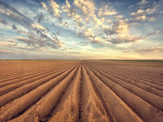 Обои небо, облака, земля, природа, поле, горизонт, пашня, пахота, the sky, clouds, earth, nature, field, horizon, arable land, plowing разрешение 2048x1365 Загрузить