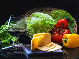 Обои бокал, сыр, вино, овощи, помидоры, перец, салат, огурец, glass, cheese, wine, vegetables, tomatoes, pepper, salad, cucumber разрешение 2400x1591 Загрузить