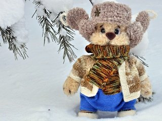 Обои снег, зима, игрушка, шапка, шарф, мягкая игрушка, snow, winter, toy, hat, scarf, soft toy разрешение 2400x1594 Загрузить