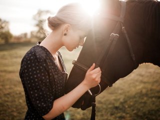 Обои лошадь, природа, девушка, настроение, профиль, конь, закрытые глаза, horse, nature, girl, mood, profile, closed eyes разрешение 5616x3744 Загрузить