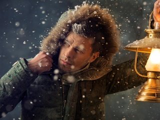 Обои снег, зима, иней, лампа, фонарь, мужчина, куртка, капюшон, snow, winter, frost, lamp, lantern, male, jacket, hood разрешение 2048x1363 Загрузить