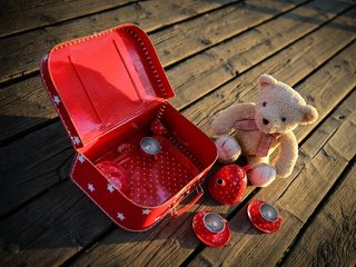 Обои мишка, доски, игра, игрушки, посуда, плюшевый, чемодан, bear, board, the game, toys, dishes, plush, suitcase разрешение 2048x1365 Загрузить