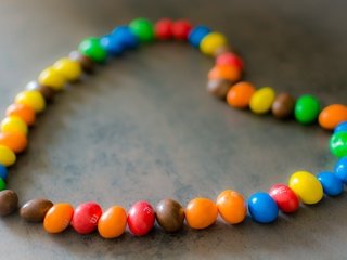 Обои цвета, конфеты, сердце, шоколад, сладкое, m&m's, color, candy, heart, chocolate, sweet разрешение 2560x1594 Загрузить