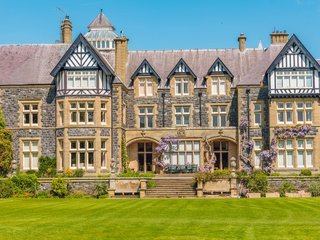 Обои небо, дом, трава, газон, деревья, особняк, солнце, bodnant estate, conwy valley, зелень, дизайн, кусты, великобритания, the sky, house, grass, lawn, trees, mansion, the sun, greens, design, the bushes, uk разрешение 3000x1815 Загрузить