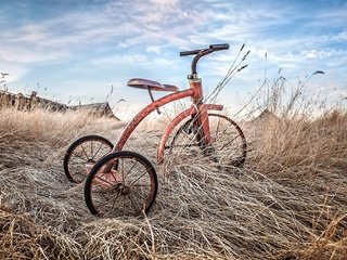 Обои небо, трава, облака, фон, велосипед, the sky, grass, clouds, background, bike разрешение 2048x1365 Загрузить