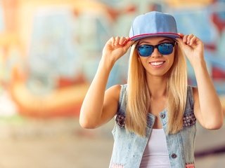 Обои девушка, блондинка, улыбка, очки, руки, кепка, бейсболка, girl, blonde, smile, glasses, hands, cap, baseball cap разрешение 5000x3338 Загрузить