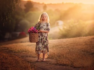 Обои цветы, дети, девочка, волосы, лицо, корзина, edie layland, flowers, children, girl, hair, face, basket разрешение 2048x1466 Загрузить