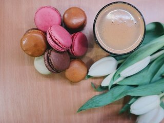 Обои цветы, кофе, тюльпаны, печенье, макаруны, flowers, coffee, tulips, cookies, macaroon разрешение 5472x3648 Загрузить