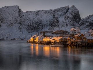 Обои озеро, снег, зима, гора, здания, норвегия, лофотенские острова, reine, lake, snow, winter, mountain, building, norway, the lofoten islands разрешение 2560x1691 Загрузить