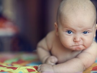 Обои глаза, портрет, взгляд, лежит, ребенок, малыш, мимика, eyes, portrait, look, lies, child, baby, facial expressions разрешение 4000x2667 Загрузить