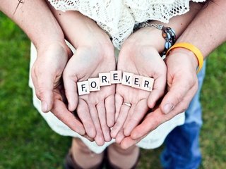 Обои любовь, романтика, пара, руки, пальцы, браслеты, ладони, forever, love, romance, pair, hands, fingers, bracelets, palm разрешение 2560x1600 Загрузить