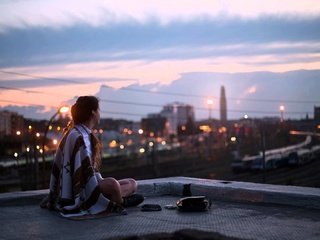 Обои девушка, настроение, город, одиночество, модель, крыша, girl, mood, the city, loneliness, model, roof разрешение 1920x1080 Загрузить